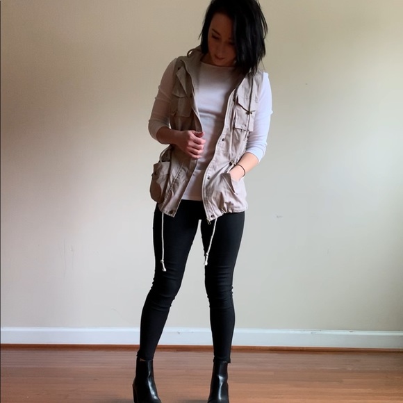 Taupe hooded vest with White basic quarter sleeve - Picture 1 of 8